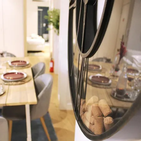 Artistic Neighborhood Luxury Apartment