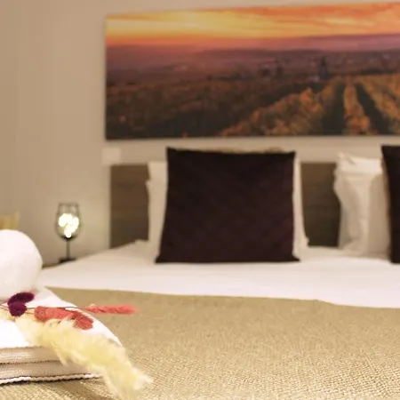 Artistic Neighborhood Luxury Apartment *